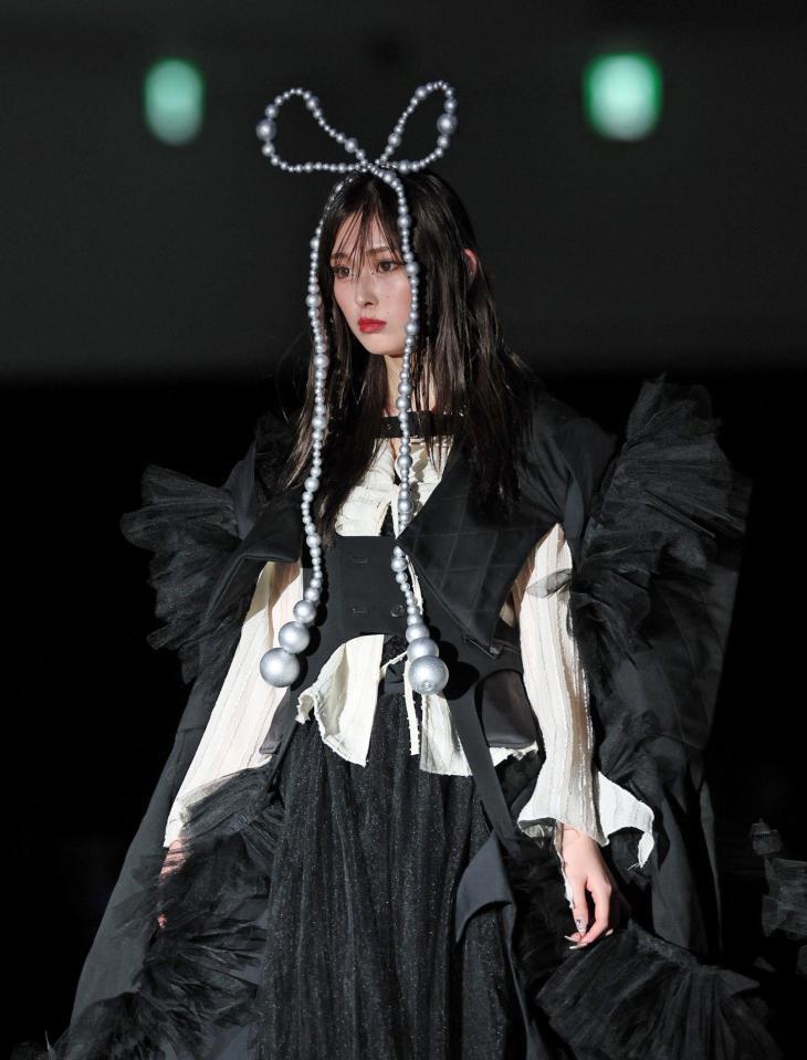 　ランウェイを歩くゆうちゃみ（撮影・石井剣太郎）