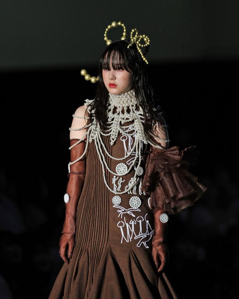 　ランウェイを歩く本田紗来（撮影・石井剣太郎）