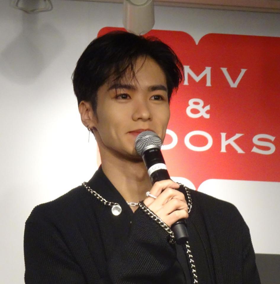 　２冊目のフォトエッセイ「ＰＲＯＭＩＳＥ」を刊行したＴＨＥ　ＲＡＭＰＡＧＥの川村壱馬