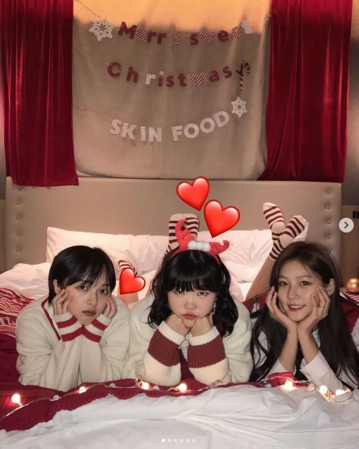 ＡＫＭＵスヒョンの公式インスタグラム＠ａｋｍｕ＿ｓｕｈｙｕｎより（左から）キム・ボラ、ＡＫＭＵのスヒョン、キム・セロンさん　３人は親友としてしられていた
