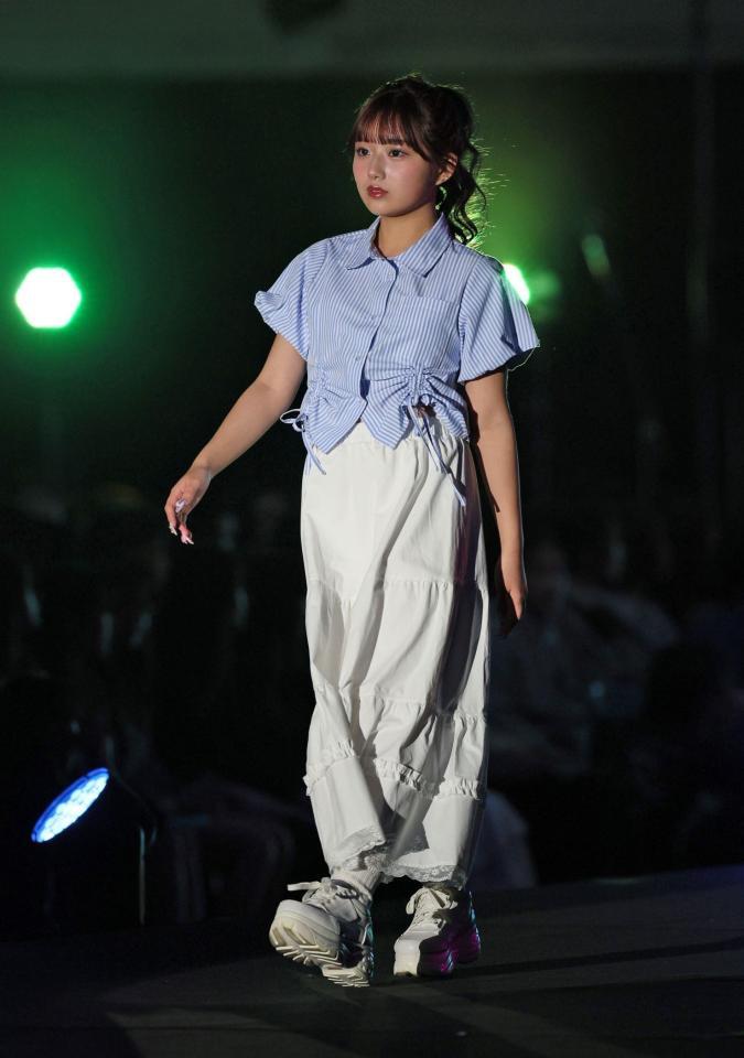 　ランウェイを歩く希空（撮影・石井剣太郎）