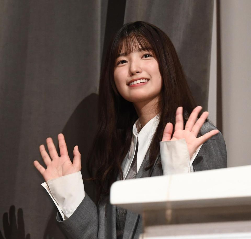 　手を振って降壇する五百城茉央（撮影・園田高夫）