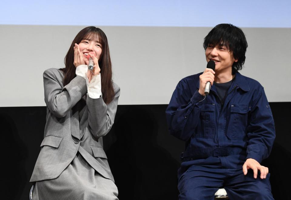 　山村隆太（右）にエピソードを暴露され恥ずかしがる五百城茉央（撮影・園田高夫）