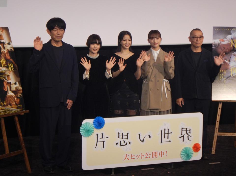 　（左から）坂元裕二氏、杉咲花、広瀬すず、清原果耶、土井裕泰監督＝都内