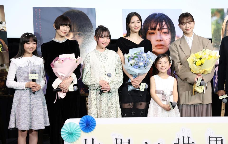 　幼少期を演じた（前列左から）吉田帆乃華さん、太田結乃さん、石塚七菜子さんから花束を受け取った（後列同）杉咲花、広瀬すず、清原果耶（撮影・棚橋慶太）