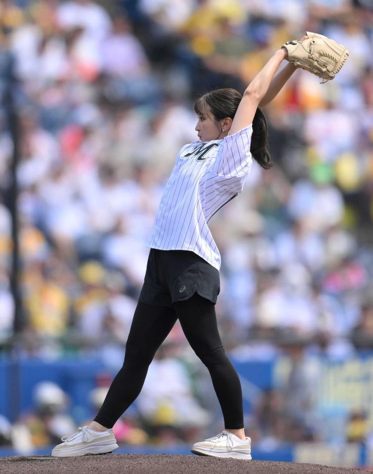 ファーストピッチセレモニーに登場した袴田彩会＝２４年６月