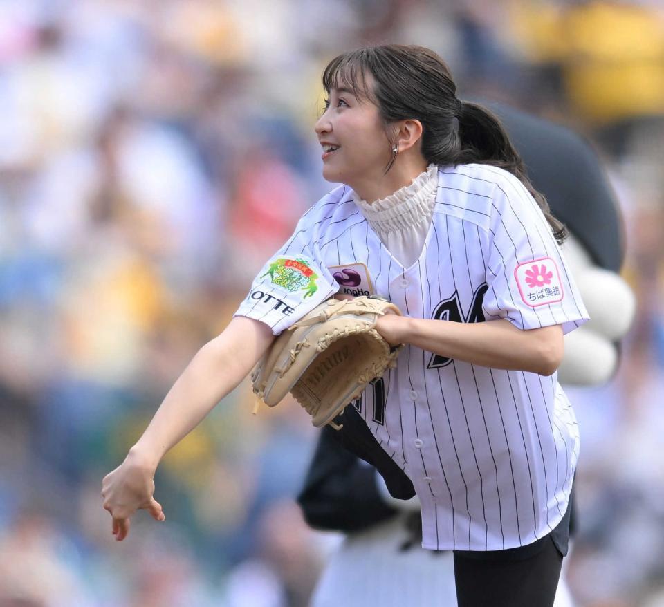 ファーストピッチセレモニーに登場した袴田彩会＝２４年６月