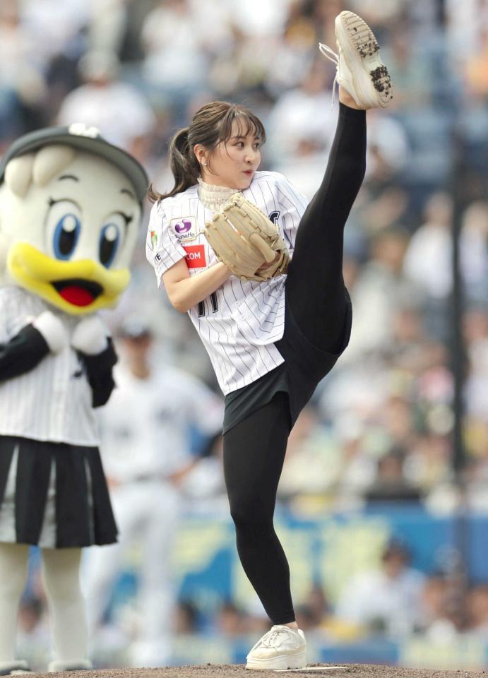 ファーストピッチセレモニーに登場した袴田彩会＝２４年６月