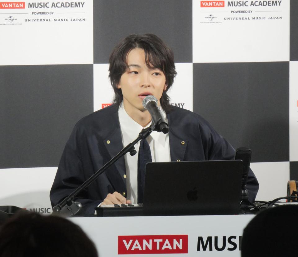 　機材を手に楽曲制作の過程を生披露したｉｍａｓｅ＝東京・バンタンミュージックアカデミー　ＰＯＷＥＲＥＤ　ＢＹ　ユニバーサルミュージック