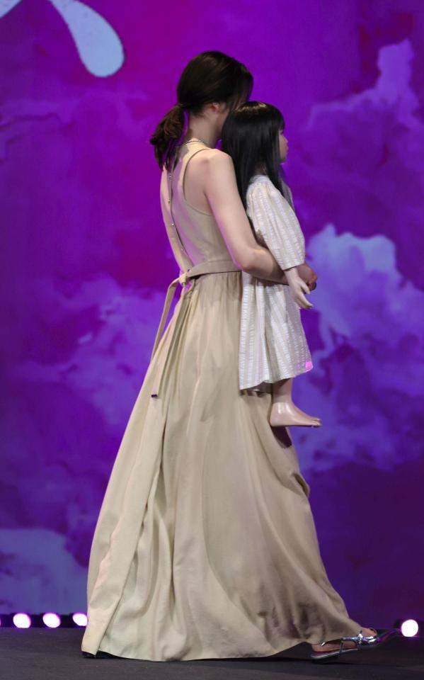 　アヤちゃん人形を抱え会場を後にする長澤まさみ＝東京・東京ポートシティ竹芝（撮影・佐々木彰尚）