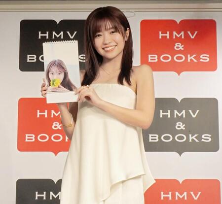 　カレンダー発売記念イベントで「今までよりある種攻めている」という表紙をアピールする大原優乃