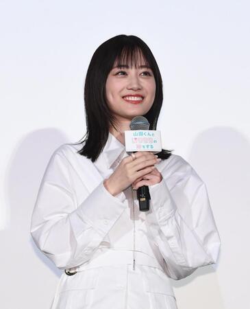 　キュートな笑顔を見せ客席を見渡す山下美月（撮影・園田高夫）