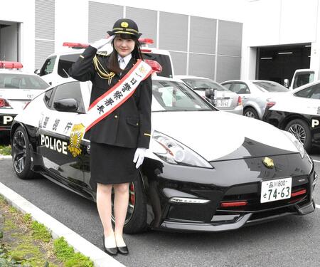 　パトカーの前で敬礼する本田紗来（撮影・持木克友）