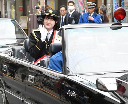 　１日警察署長として交通安全パレードでオープンカーから手を振る本田紗来（撮影・持木克友）