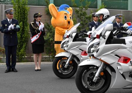 　出動する白バイを見送る１日警察署長の本田紗来（撮影・持木克友）