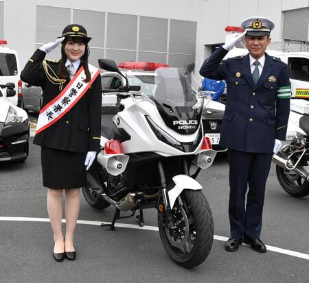 　白バイの横で敬礼する１日警察署長の本田紗来（左）と三木志村警察署長（撮影・持木克友）