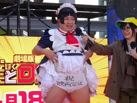 　劇場版「僕とロボコ」公開直前イベントでパフォーマンスするチョコレートプラネット松尾駿