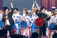 　校歌を熱唱する霜降り明星・せいや（前列左）とつんく♂（撮影・山口登）