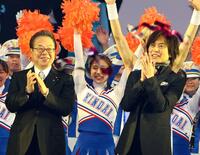 　入学式を終え笑顔を見せる近大・世耕弘成理事長（左）とつんく♂（撮影・山口登）