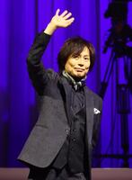 　新入生に祝辞をするつんく♂（撮影・山口登）