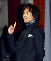 　新入生に祝辞をするつんく♂（撮影・山口登）