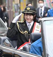 　１日警察署長として交通安全パレードでオープンカーから敬礼する本田紗来（撮影・持木克友）