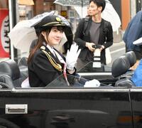 　１日警察署長として交通安全パレードでオープンカーから手を振る本田紗来（撮影・持木克友）