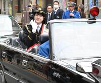 　１日警察署長として交通安全パレードでオープンカーから手を振る本田紗来（撮影・持木克友）