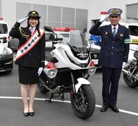 　白バイの横で敬礼する１日警察署長の本田紗来（左）と三木志村警察署長（撮影・持木克友）