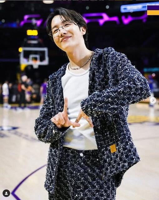 BTS J－HOPEがNBA観戦をSNSで報告 ドンチッチと笑顔で2