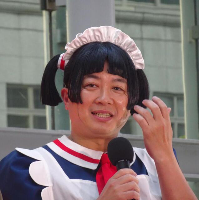 チョコプラ松尾 ロボコのコスプレで登場 パンツに「祝 映画完成」と