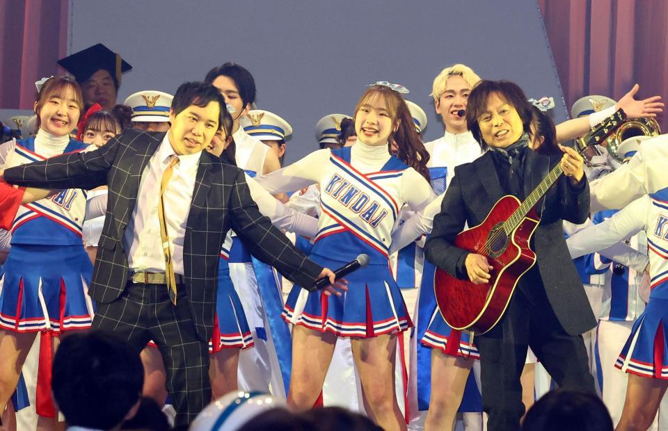 　入学式で校歌を熱唱する霜降り明星・せいや（左）とつんく♂（撮影・山口登）