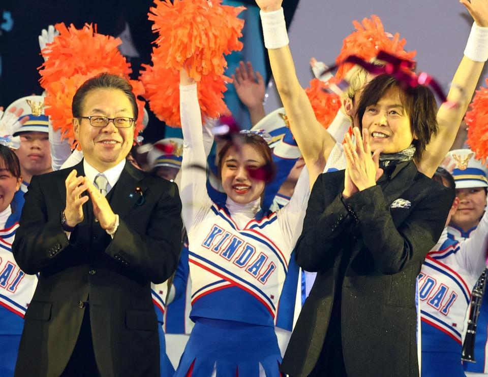 　入学式を終え笑顔を見せる近大・世耕弘成理事長（左）とつんく♂（撮影・山口登）