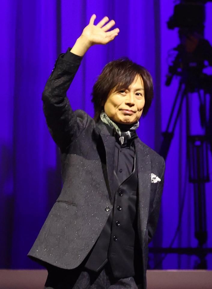 　新入生に祝辞をするつんく♂（撮影・山口登）