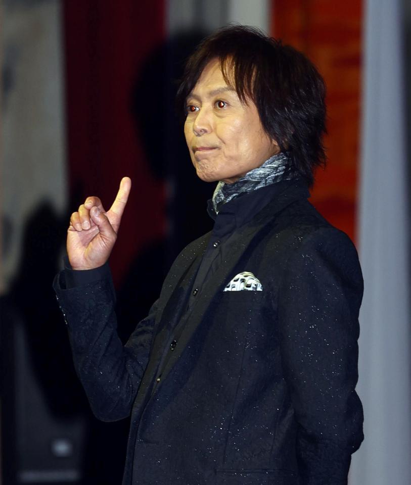 　新入生に祝辞をするつんく♂（撮影・山口登）