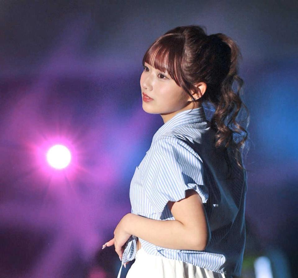 　ポーズを決める希空