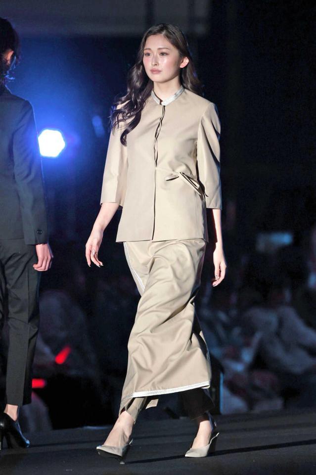 　カタール館の衣装でを歩くゆうちゃみ