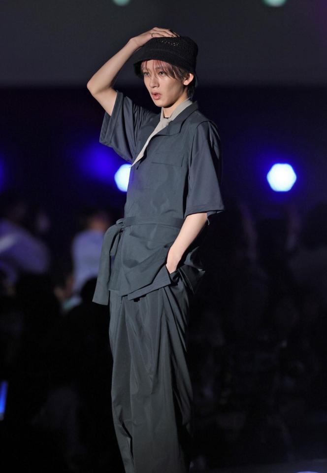 　ランウェイを歩くＮＡＯＹＡ（撮影・石井剣太郎）