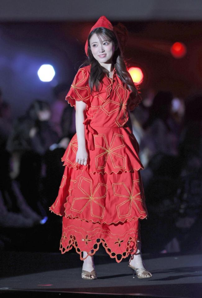 　ランウェイを歩く矢吹奈子（撮影・石井剣太郎）