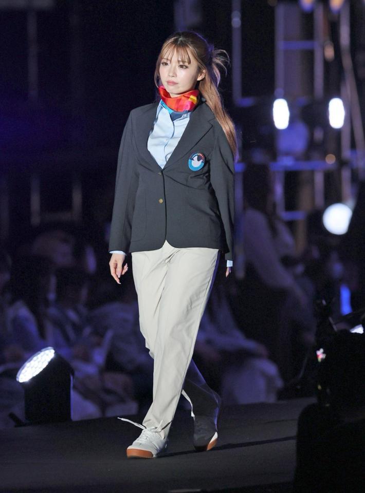 　ランウェイを歩くゆいちゃみ（撮影・石井剣太郎）