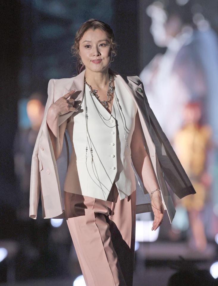 　ランウェイを歩く藤原紀香（撮影・石井剣太郎）