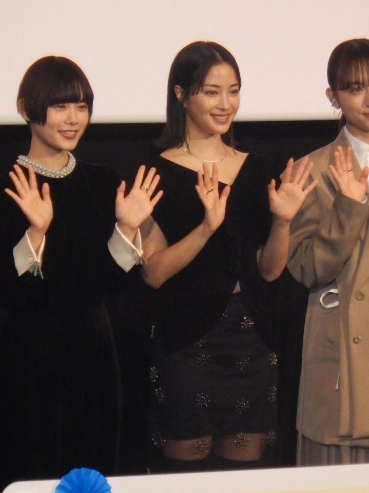 　笑顔で手を振る（左から）杉咲花、広瀬すず＝都内