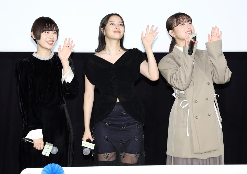 　客席に向かい手を振る（左から）杉咲花、広瀬すず、清原果耶（撮影・棚橋慶太）
