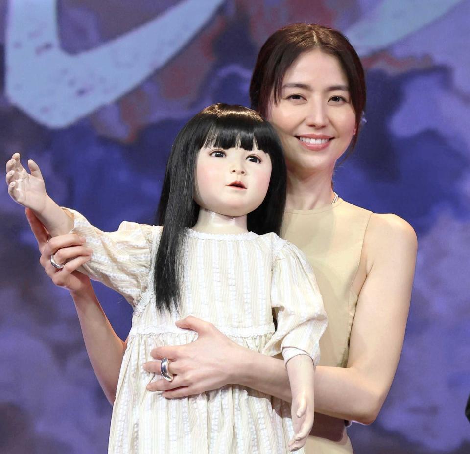 　人形を抱える長澤まさみ（撮影・佐々木彰尚）