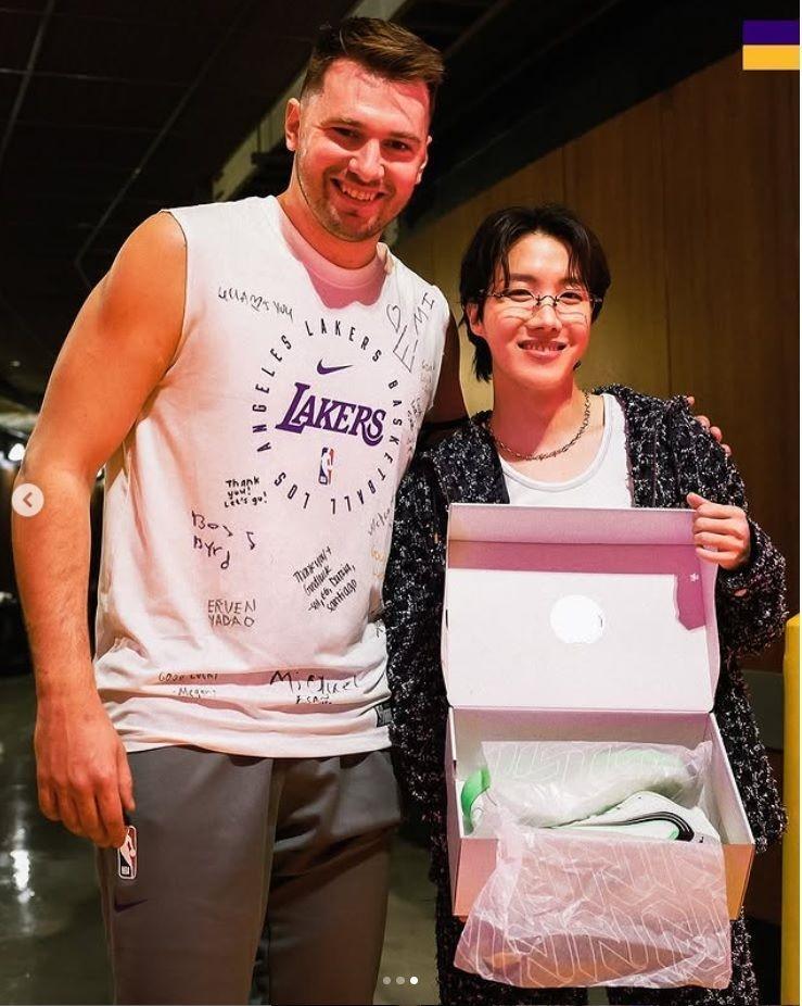 　ロサンゼルス・レイカーズの公式インスタグラム＠ｌａｋｅｒｓより　ルカ・ドンチッチ選手からスニーカーをプレゼントされたＪ－ＨＯＰＥ
