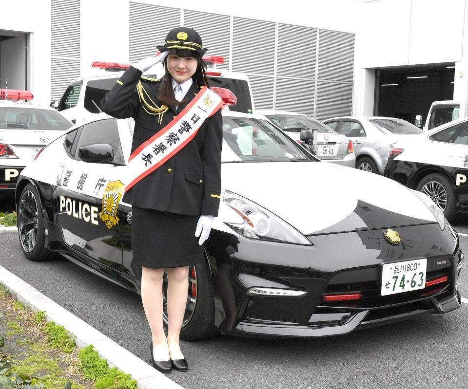 　パトカーの前で敬礼する本田紗来（撮影・持木克友）