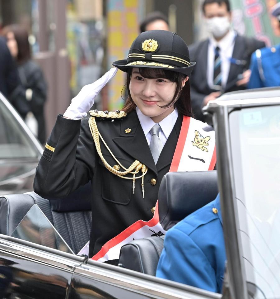 　１日警察署長として交通安全パレードでオープンカーから敬礼する本田紗来（撮影・持木克友）