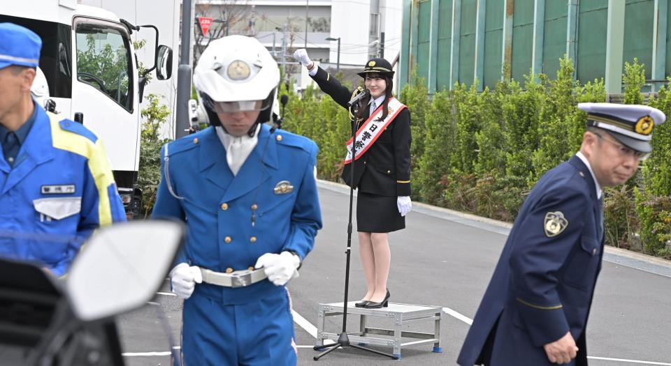 　出動の号令をかける１日警察署長の本田紗来（撮影・持木克友）