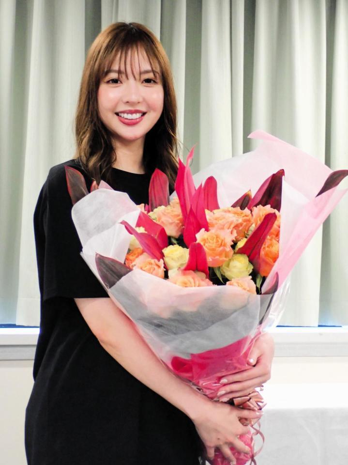 　２３日に控える２７歳の誕生日を花束で祝われた和田まあや