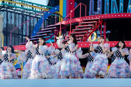 　パフォーマンスで盛り上げる日向坂４６　ⓒ上山陽介